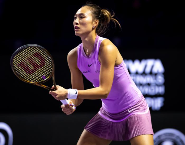 郑钦文2-1击败莱巴金娜 收获年终总决赛首胜