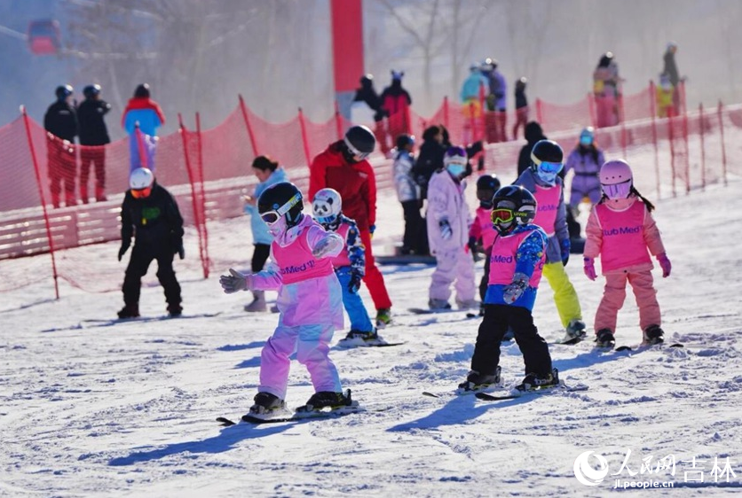 从“黄金周”到“黄金季”:雪假背后的冰雪强省远见 第 2 张 从“黄金周”到“黄金季”:雪假背后的冰雪强省远见 第 2 张