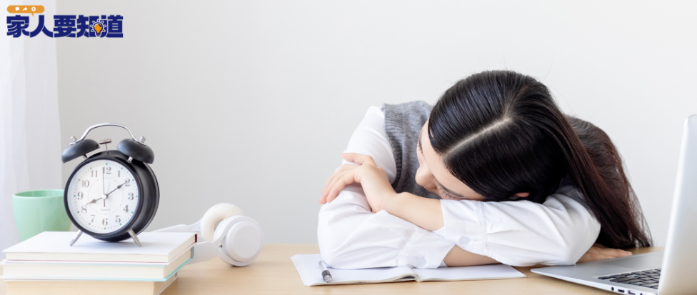 饭后马上午睡、关灯玩手机 这10个行为看似很爽其实很伤身 第 1 张