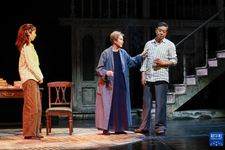 北京人艺新戏《小郡之秋》首演 探索外国戏的中国式表达 第 3 张