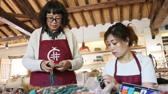 世界杯史上首次:中国非遗麻编“踢”进美加墨 第 2 张 世界杯史上首次:中国非遗麻编“踢”进美加墨 第 2 张