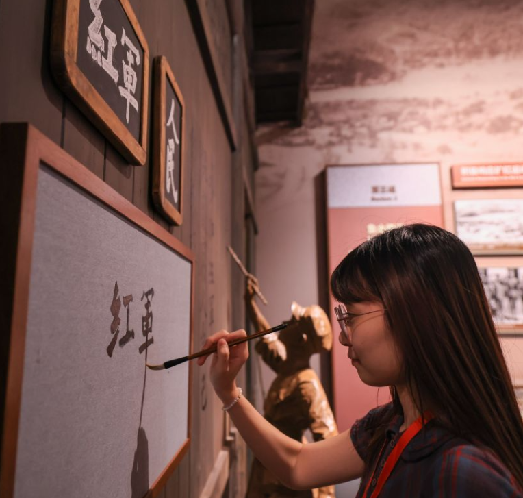 “伟大的远征——纪念中国工农红军长征胜利90周年主题展览”在京开幕 第 3 张