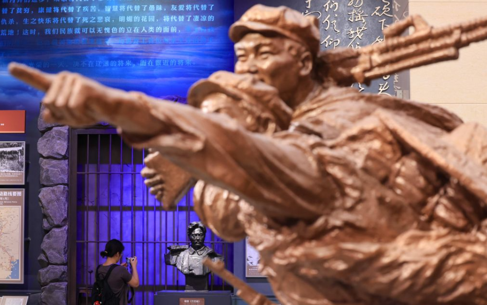“伟大的远征——纪念中国工农红军长征胜利90周年主题展览”在京开幕 第 4 张