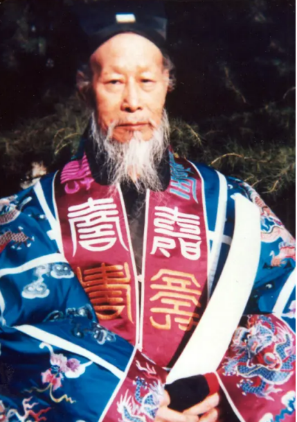 侠骨承正道 丹心照千秋