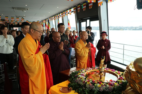 第四届悉尼海上浴佛节在澳大利亚悉尼港举行