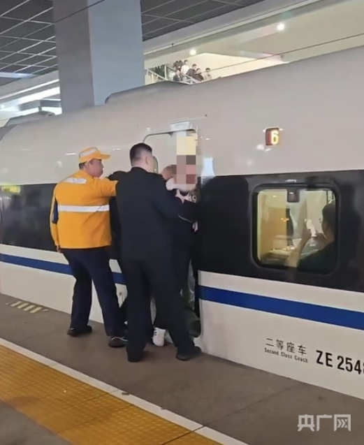 旅客被高铁车门夹住 铁路：系突感身体不适急忙下车