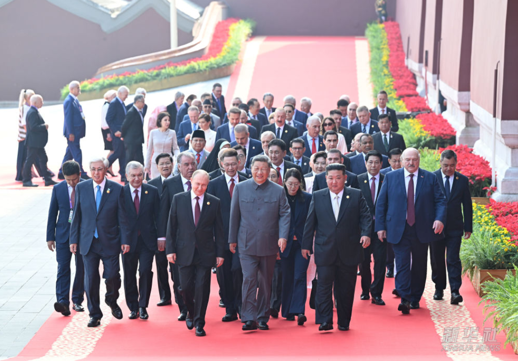 习近平和彭丽媛迎接外方代表团团长及其配偶 第 3 张
