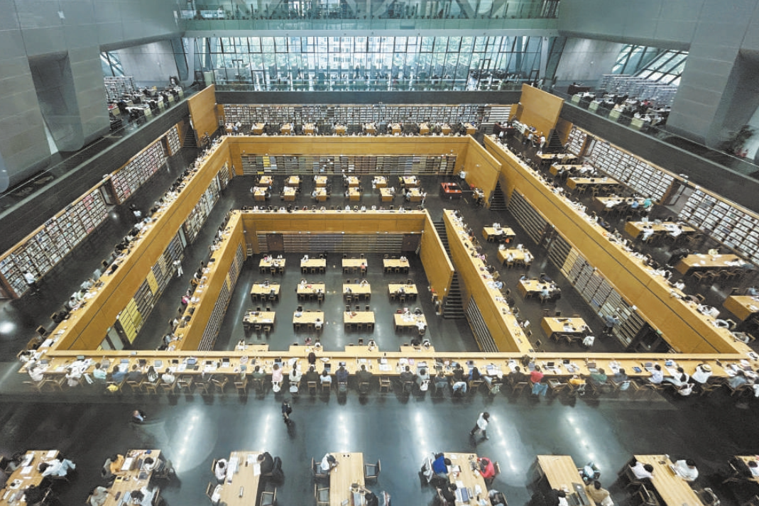 图书馆里品书香 假期阅读氛围浓 图书馆里品书香 假期阅读氛围浓