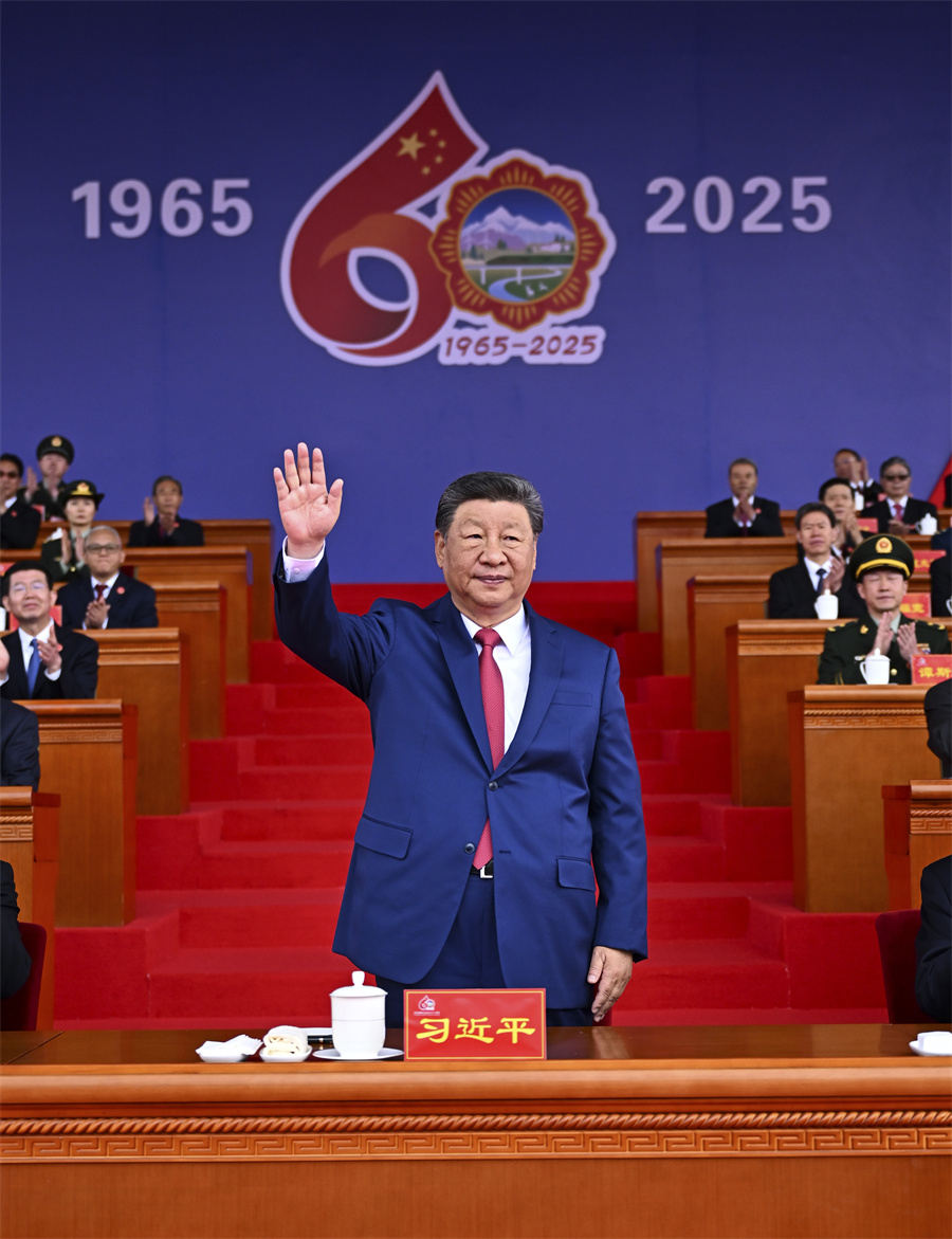 西藏自治区成立60周年庆祝大会隆重举行 习近平出席大会 第 1 张