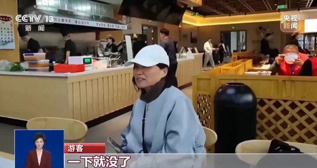 央视曝光悬空寺景区乱象：游客凌晨5点排队买不到票，黄牛却能买到售罄票，100元的票翻倍加价；黑车司机非法揽客，在落石区打卡拍照 第 1 张