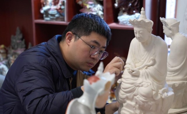 百年“瓷雕曾”四代传承人:守正创新传技艺 第 1 张 百年“瓷雕曾”四代传承人:守正创新传技艺 第 1 张