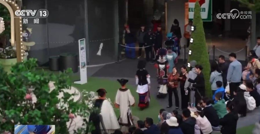 非遗时尚秀走进商圈 打造文商融合新场景 第 2 张