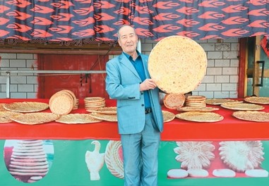 新疆库车大馕烤出红火日子 第 1 张