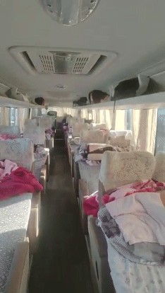 旅游大巴非法改装成卧铺，乘客的安全谁来负责？