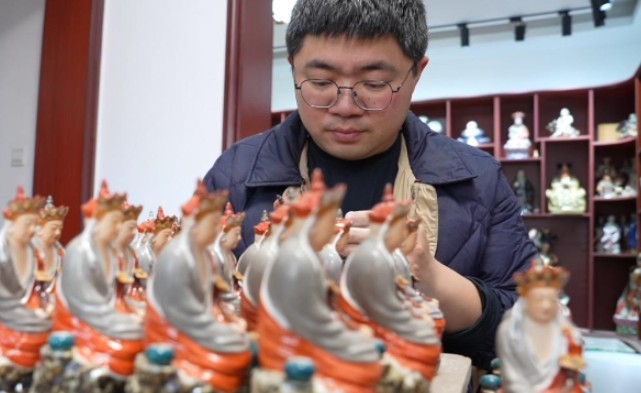 百年“瓷雕曾”四代传承人:守正创新传技艺 第 3 张 百年“瓷雕曾”四代传承人:守正创新传技艺 第 3 张
