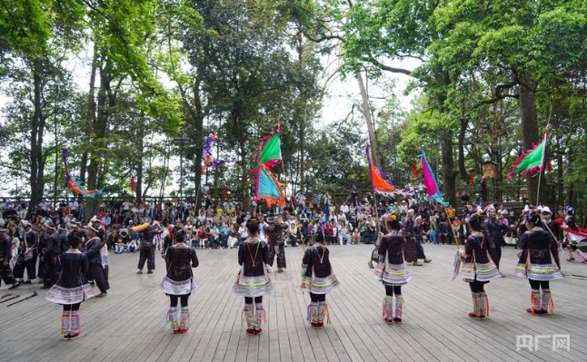 原生态民俗迎客来 贵州岜沙苗寨“五一”假期人气旺 第 2 张