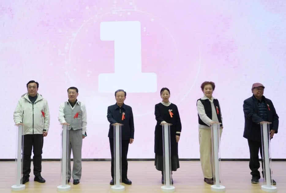 “春暖花开——全国百名女画家作品展”在山东画院开幕 第 2 张 “春暖花开——全国百名女画家作品展”在山东画院开幕 第 2 张