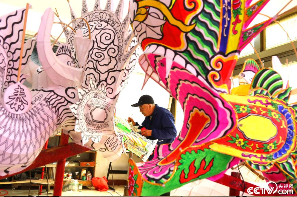 浙江玉环：技艺传承人赶制非遗龙灯迎新春