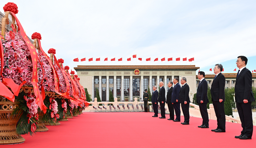习近平等党和国家领导人出席烈士纪念日向人民英雄敬献花篮仪式 第 4 张