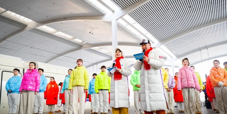 首列“哈尔滨冰雪大世界”号高铁主题列车开行 第 2 张