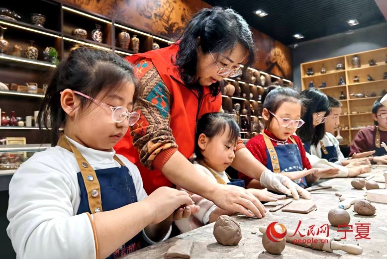 宁夏灵武:瓷韵非遗暖童心 第 2 张 宁夏灵武:瓷韵非遗暖童心 第 2 张