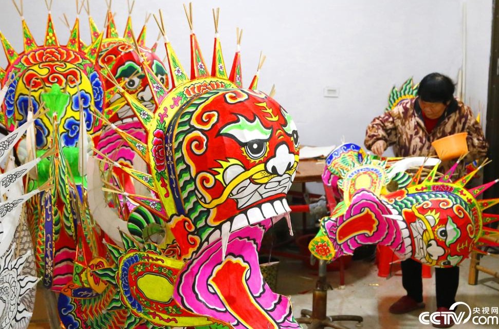 浙江玉环:技艺传承人赶制非遗龙灯迎新春 第 3 张 浙江玉环:技艺传承人赶制非遗龙灯迎新春 第 3 张