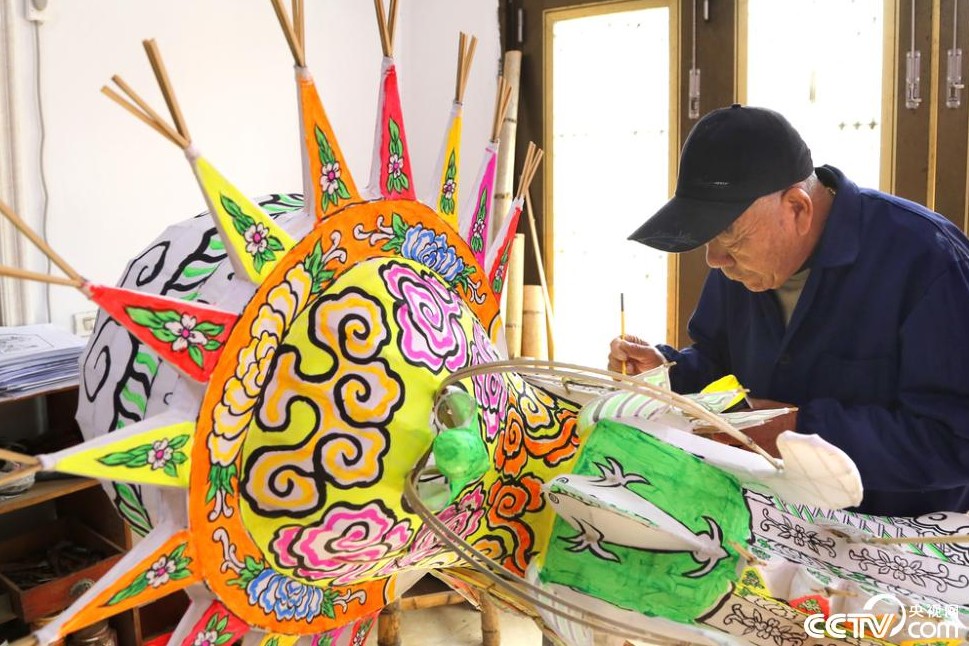 浙江玉环:技艺传承人赶制非遗龙灯迎新春 第 2 张 浙江玉环:技艺传承人赶制非遗龙灯迎新春 第 2 张