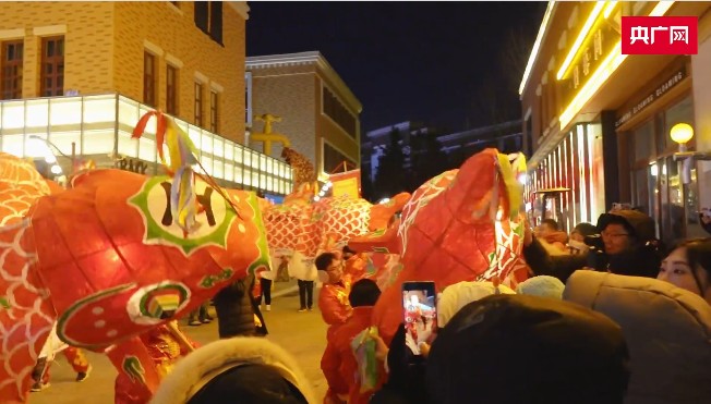 鱼灯送吉兆，古街非遗跨年氛围妙 第 1 张